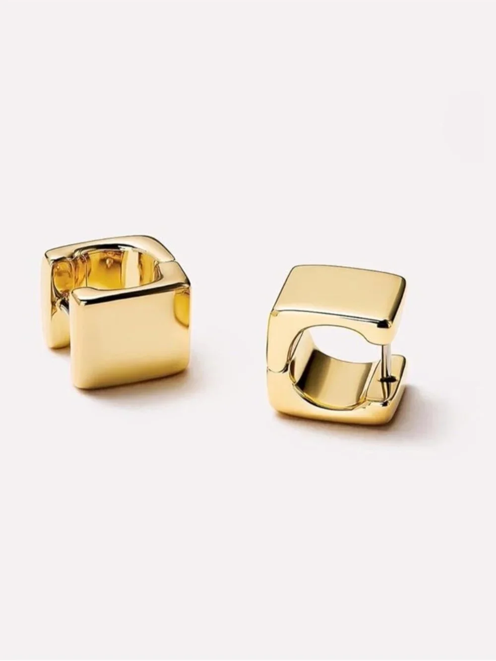 Classic Huggie Hoop Earrings Q1322